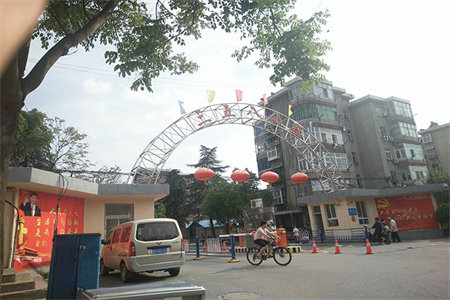 学区房隆福小区四楼三室二厅二卫带车库对外出售